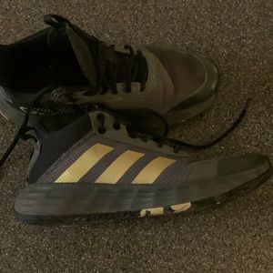 Adidas basketball shoes men’s size 8